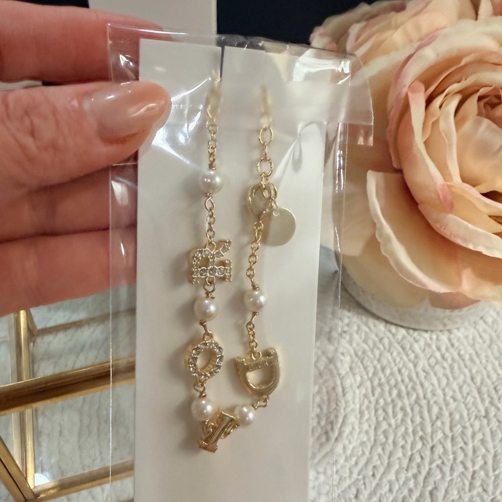 DIOR Letter Pearl Bracelet Gold Tone (Novelty/GWP) SEALED in Box - NEW - Picture 6 of 14